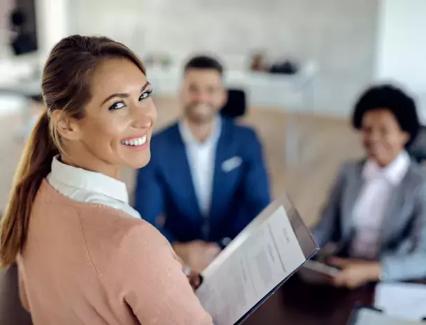 jeune-femme-heureuse-ayant-entretien-embauche-au-bureau