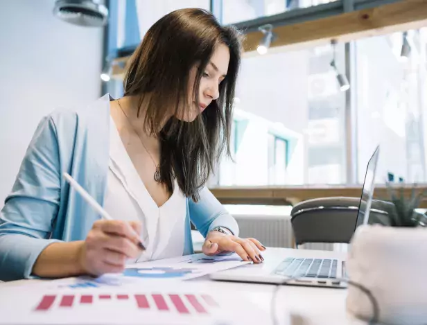 woman-with-pen-using-laptop