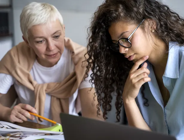medium-shot-women-working-together