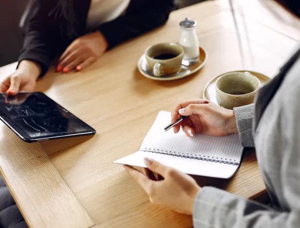 deux-femmes-d-affaires-travaillant-dans-un-cafe