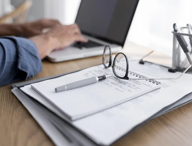 gros-plan-sur-les-mains-en-tapant-sur-le-clavier