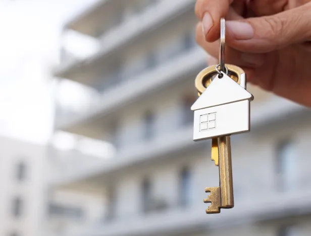 tenir-la-cle-a-la-main-a-l-exterieur
