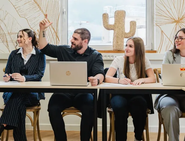 BTS-MCO-en-alternance--est-ce-la-meilleure-option-pour-devenir-manager-commercial-