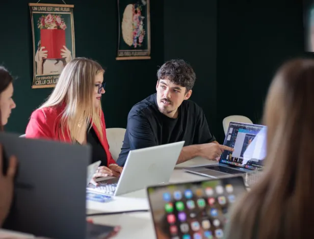 Etudiants-en-travaux-de-groupe-pour-un-cours-de-communication