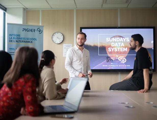 Classe-qui-présente-un-projet-pour-s'entrainer-avant-les-BTS-BLANC