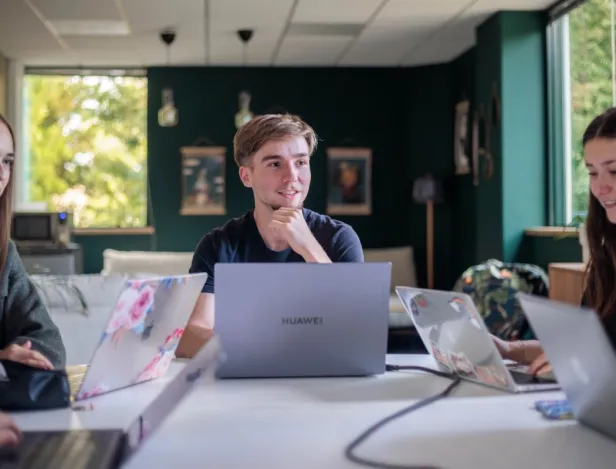 Etudiants-BTS-COM-en-classe