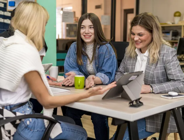 une-étudiante-en-alternance-dans-une-PME,-en-réunion-avec-sa-tutrice