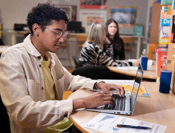 LES-MÉTIERS-DU-DIGITAL-QUI-RECRUTENT-EN-2025