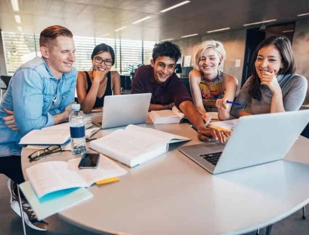 Pourquoi-se-former-en-communication-est-un-choix-d’avenir-en-2025