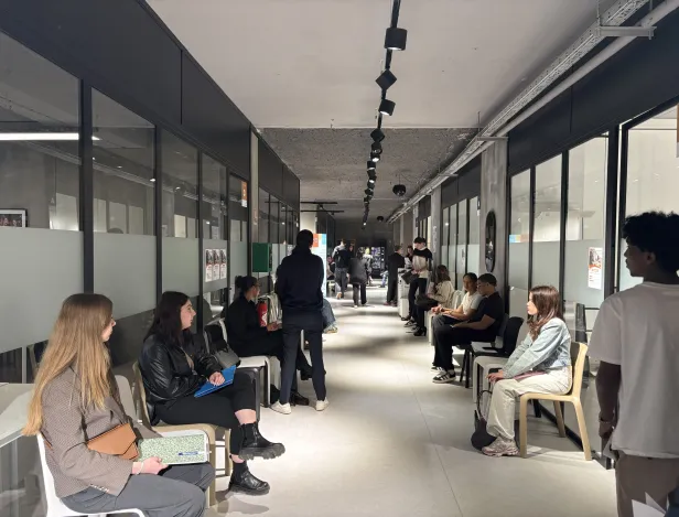 Photo-d'&eacute;l&egrave;ves-pr&eacute;-admis-durant-un-job-dating-organis&eacute;-par-l'&eacute;cole