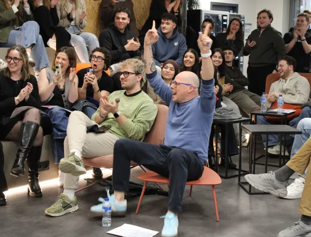 Photo-des-&eacute;tudiants-de-bac-+-5-durant-le-challenge-dans-l'open-space-avec-le-formateur-qui-les-a-accompagn&eacute;