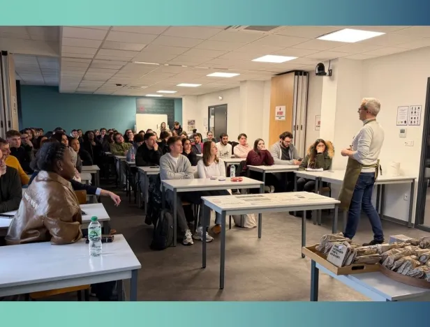Salle-de-classe-avec-des-etudiants-lors-de-la-presentation-de-l-entreprise-Refectory