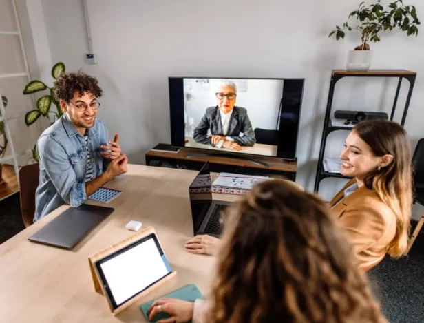 Travail-hybride-et-polyvalence-quelles-qualites-recherchent-vraiment-les-entreprises