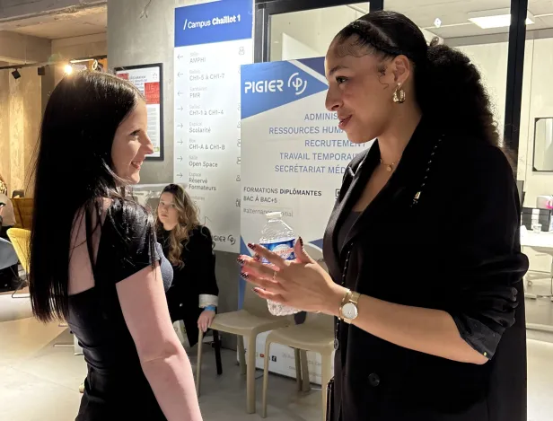 conseill&egrave;re-avec-une-&eacute;l&egrave;ve-pr&eacute;-admise-durant-le-job-dating