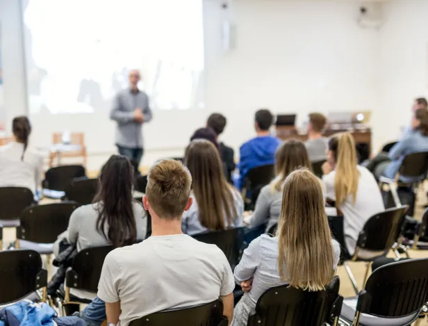 &Eacute;tudes-business-ce-qui-change-vraiment-entre-&eacute;cole-et-universit&eacute;