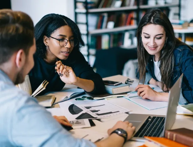Fac-ou-ecole-deux-facons-tres-differentes-d-apprendre-la-communication