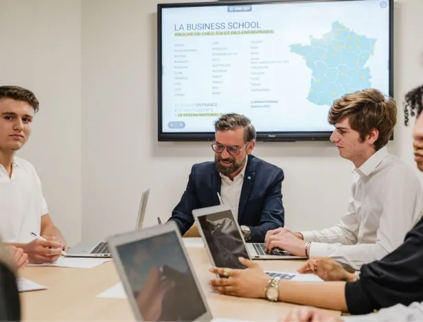 Se-former-en-alternance-acc&egrave;s-programme-et-opportunit&eacute;s-professionnelles
