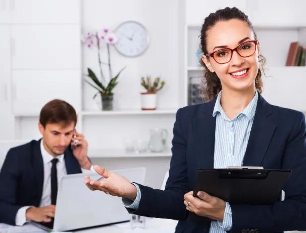 secretaire-ou-bras-droit-du-boss-spoiler-cest-pas-du-tout-le-meme-role
