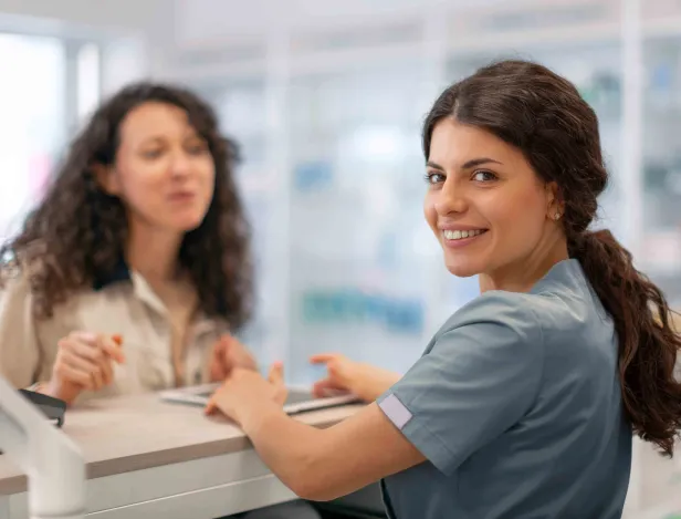 tu-veux-bosser-dans-le-medical-sans-etre-soignant-cest-par-la