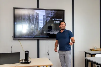 Pigier-Nimes-professeur-qui-parle-du-business-model