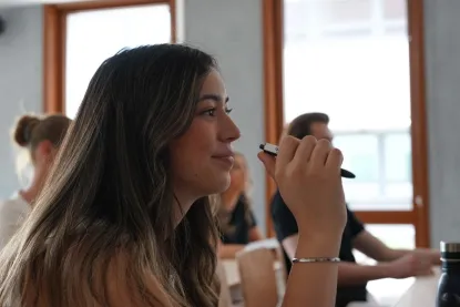 Une-etudiante-tient-un-stylo-pigier-pendant-son-cours