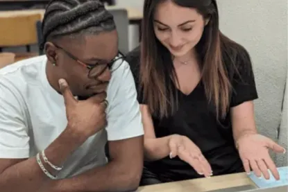 Deux-etudiants-travaillent-dans-une-salle-de-classe