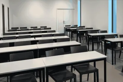 L-arriere-de-la-salle-de-classe-de-Pigier-Tours