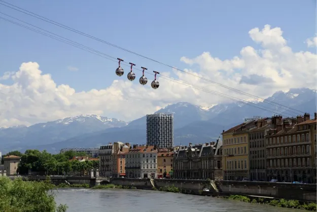 Aperçu-de-la-ville-grenoble-avec-des-cables