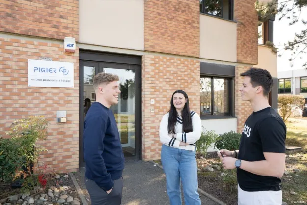 Pigier-Dijon-trois-etudiants-devant-l-etablissement-qui-sourit