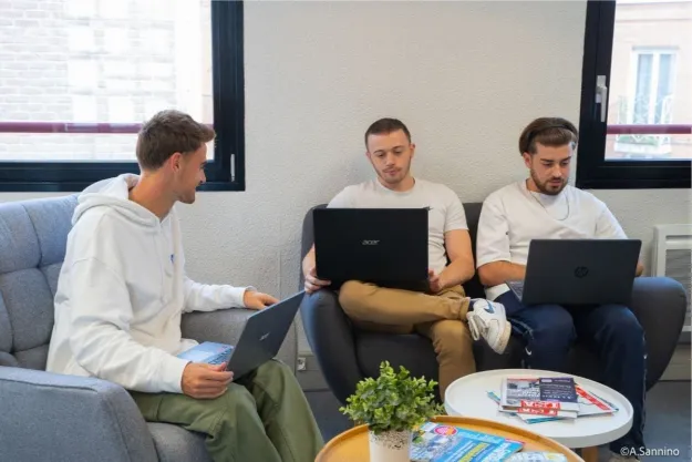 Pigier-SQY-3-etudiants-en-train-de-travailler-sur-leur-ordinateur