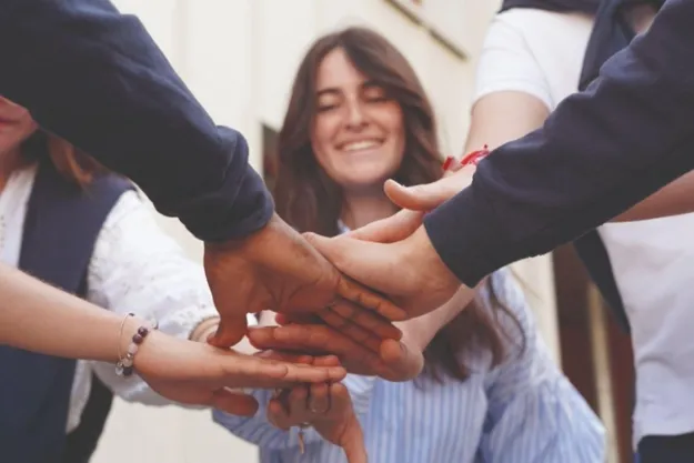Des-etudiants-de-Pigier-se-joignent-les-mains-surperposees-entre-elles